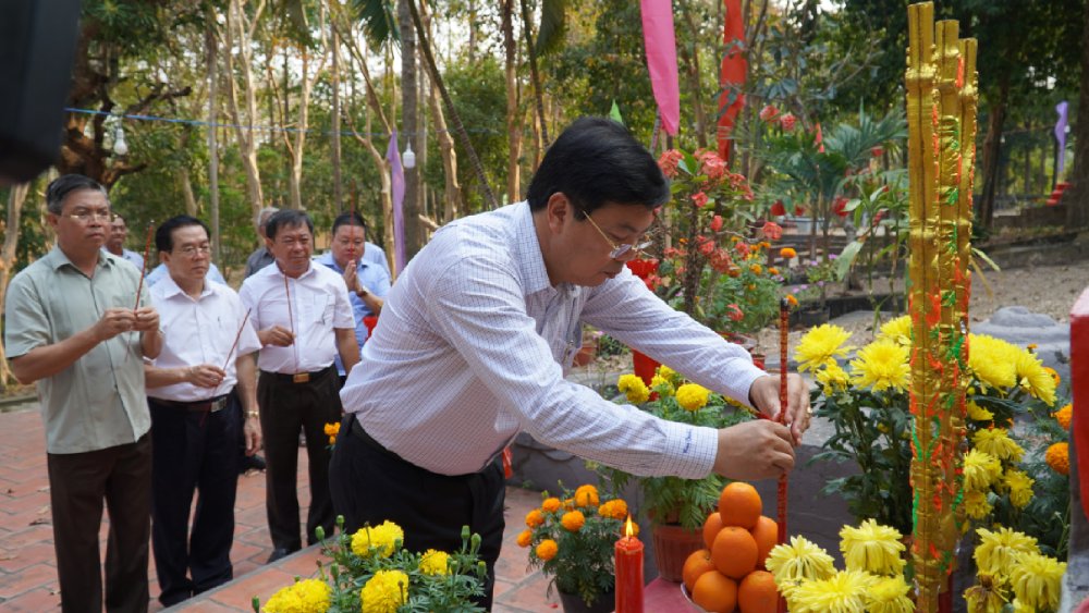 Bi thu Tinh uy Kien Giang Nguyen Tien Hai cung doan cong tac den dang hoa, dang huong tuong niem cac anh hung liet si. Anh: Xuan Nhi