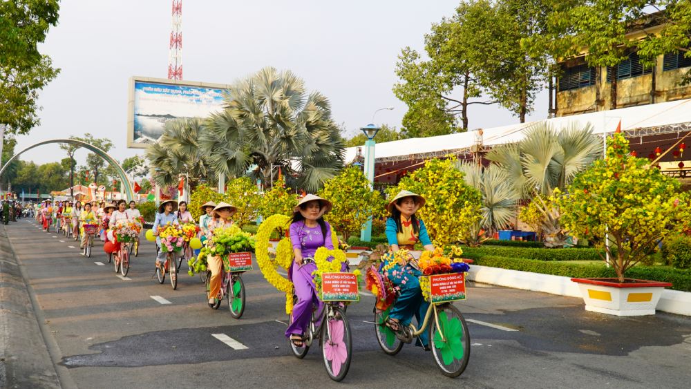Dieu hanh xe hoa o TP Ha Tien. Anh: Xuan Nhi
