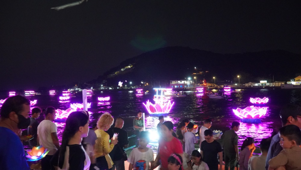 Thả hoa đăng trong Lễ hội kỷ niệm 289 năm ngày thành lập Tao đàn Chiêu Anh Các ở TP Hà Tiên. Ảnh: Xuân Nhi