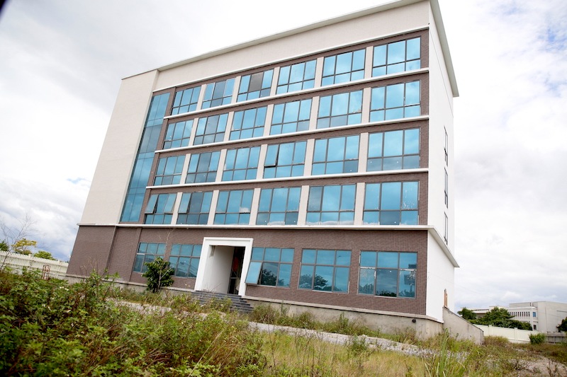 Quang Binh Health Education and Communication Center Project has not been completed after 7 years. Photo: Cong Sang