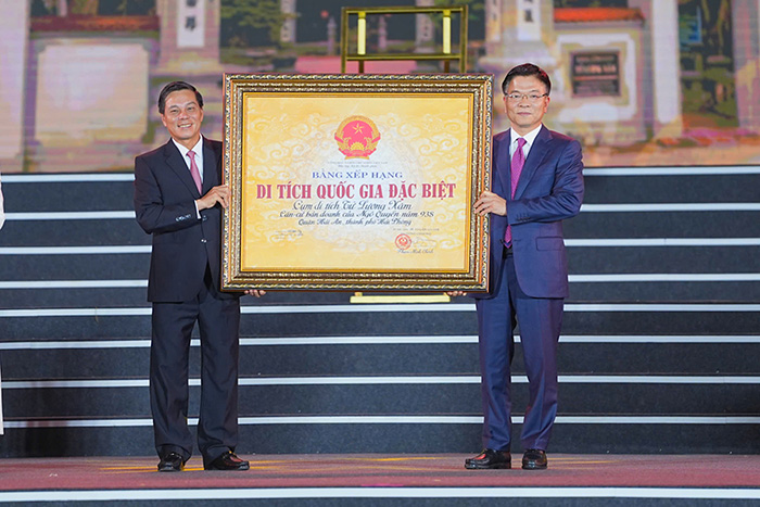 Deputy Prime Minister Le Thanh Long presented the certificate of special national relic ranking for Tu Luong Xam relic complex - Ngo Quyen's headquarters in 938 to the leaders of Hai Phong city. Photo: Dam Thanh