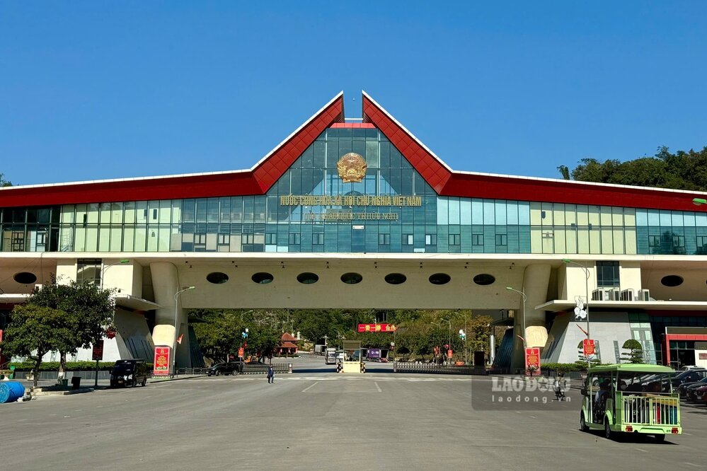 Huu Nghi international border gate in Dong Dang town, Cao Loc district, Lang Son province. Photo: Khanh Linh.