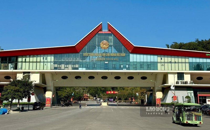 Huu Nghi international border gate in Dong Dang town, Cao Loc district, Lang Son province. Photo: Khanh Linh.