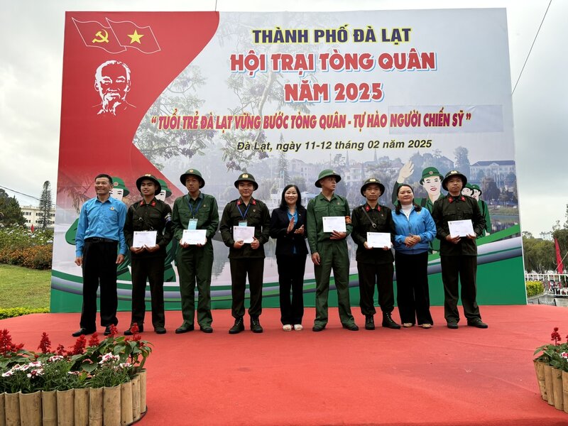 Ms. Pham Thi Le Dung, Vice President of Lam Dong Provincial Labor Federation, presented gifts to union members and workers joining the army in 2025. Photo: D. Quynh