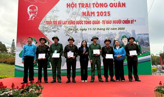 Bà Phạm Thị Lệ Dung, Phó Chủ tịch Liên đoàn Lao động tỉnh Lâm Đồng, tặng quà cho đoàn viên, công nhân lao động nhập ngũ năm 2025. Ảnh: D.Quỳnh