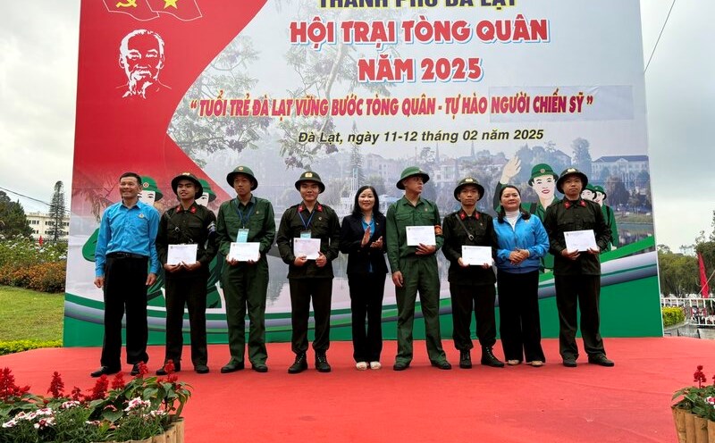 Ms. Pham Thi Le Dung, Vice President of Lam Dong Provincial Labor Federation, presented gifts to union members and workers joining the army in 2025. Photo: D. Quynh