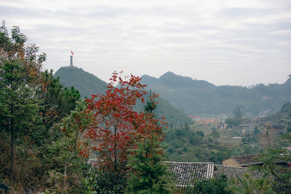 Cot co Lung Cu nhin tu ban Lo Lo Chai, Ha Giang. Anh: Hoang Minh Duc