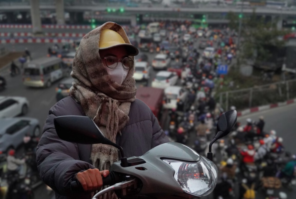 People struggle to go to work in cold rain and fog