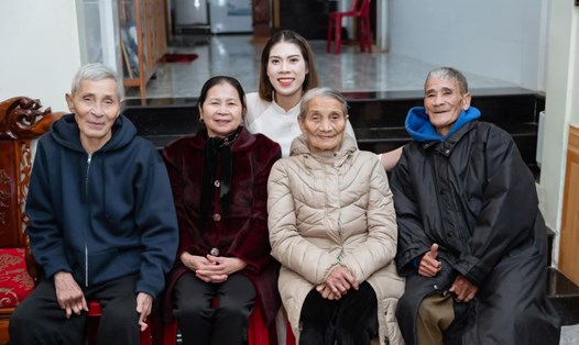 Tuyển thủ bóng chuyền Đoàn Thị Lâm Oanh chụp hình cùng ông bà nội/ngoại. Ảnh: FBNV