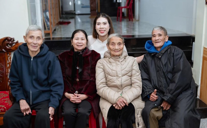 Volleyball player Doan Thi Lam Oanh takes a photo with her grandparents. Photo: FBNV