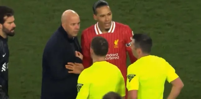 Huấn luyện viên Arne Slot đặt câu hỏi về thẻ đỏ của trọng tài Michael Oliver. Ảnh: TNT Sports