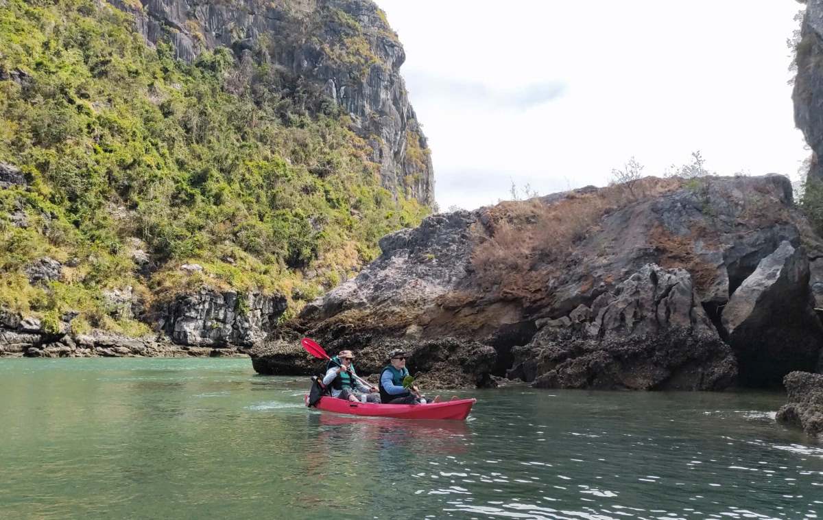 2 du khach trieu phu My cheo thuyen kayak kham pha vinh Ha Long. Anh: Nguyen Hung