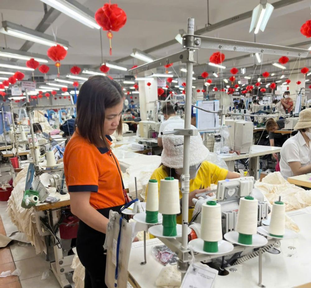 Ms. Nguyen Thi Cu is instructing sewing workers. Photo: Interviewee