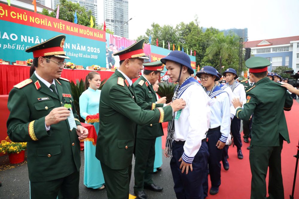 Cac lanh dao cai hoa len ao cho cac tan binh truoc khi len duong nhap ngu. Anh: Anh Tu