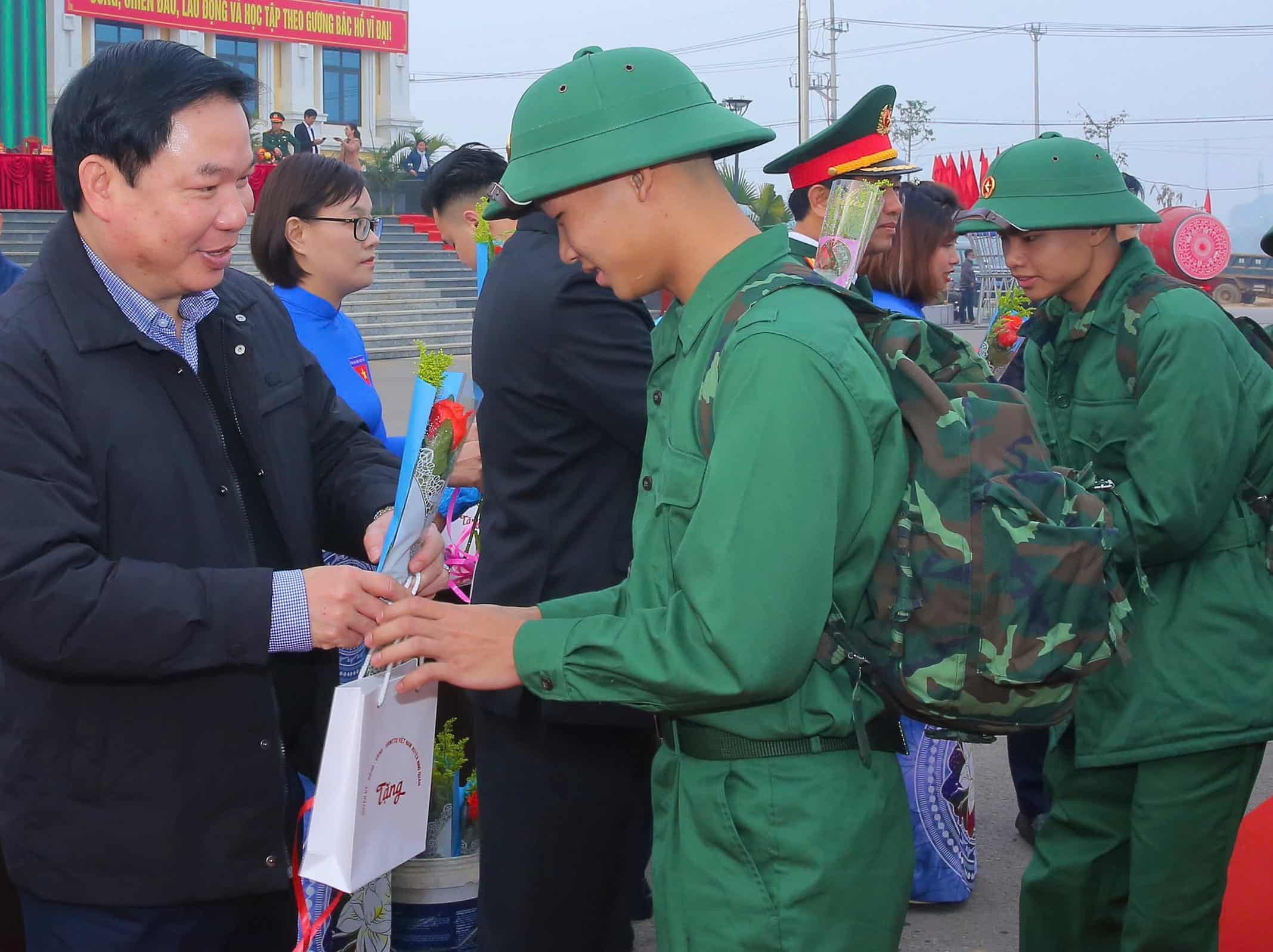 Ong Tong Quang Thin - Pho chu tich UBND tinh Ninh Binh tang hoa, dong vien cac tan binh truoc gio len duong nhap ngu. Anh: Nguyen Truong