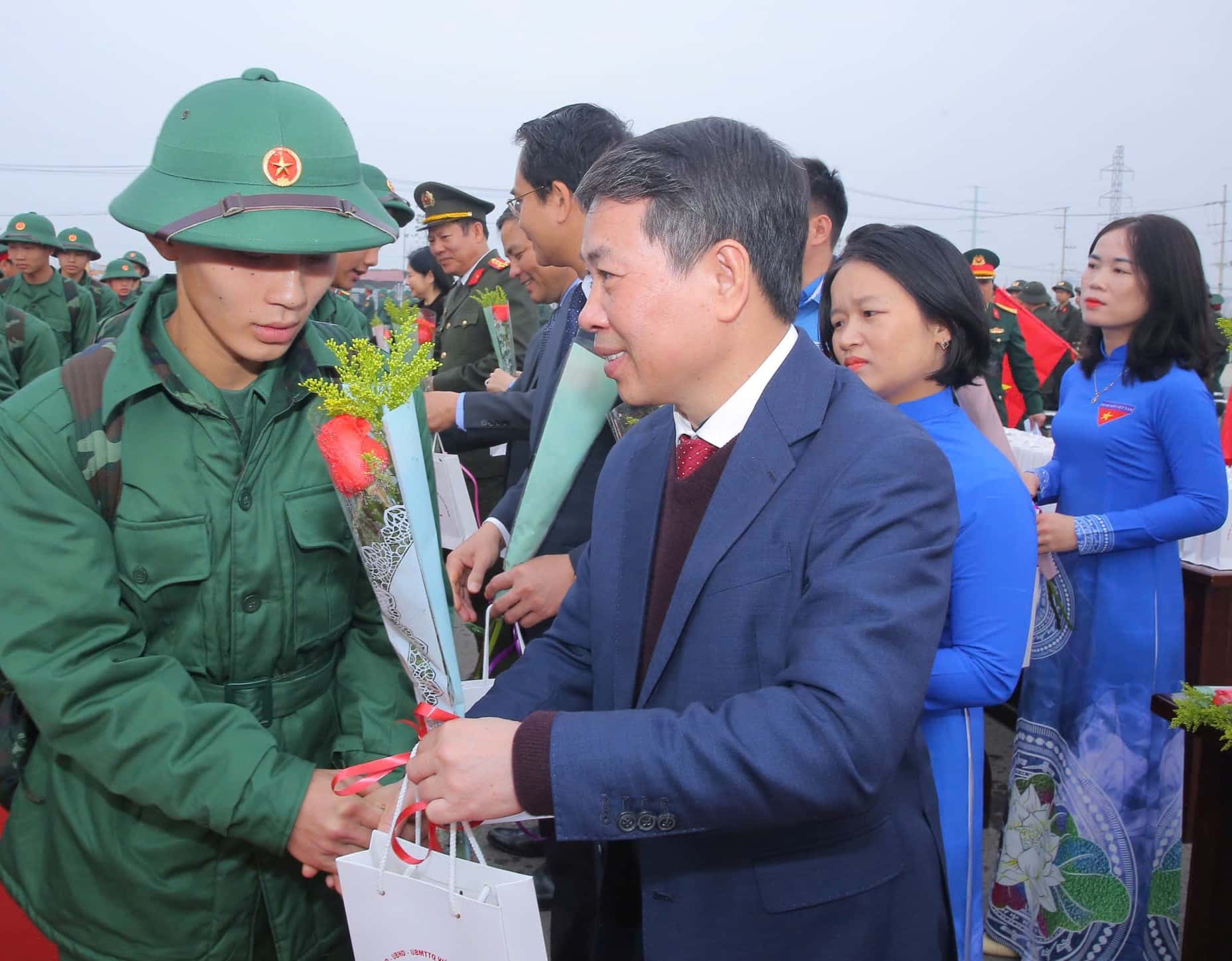 Ninh Binh provincial leaders presented flowers to congratulate new recruits before they left for military service. Photo: Nguyen Truong