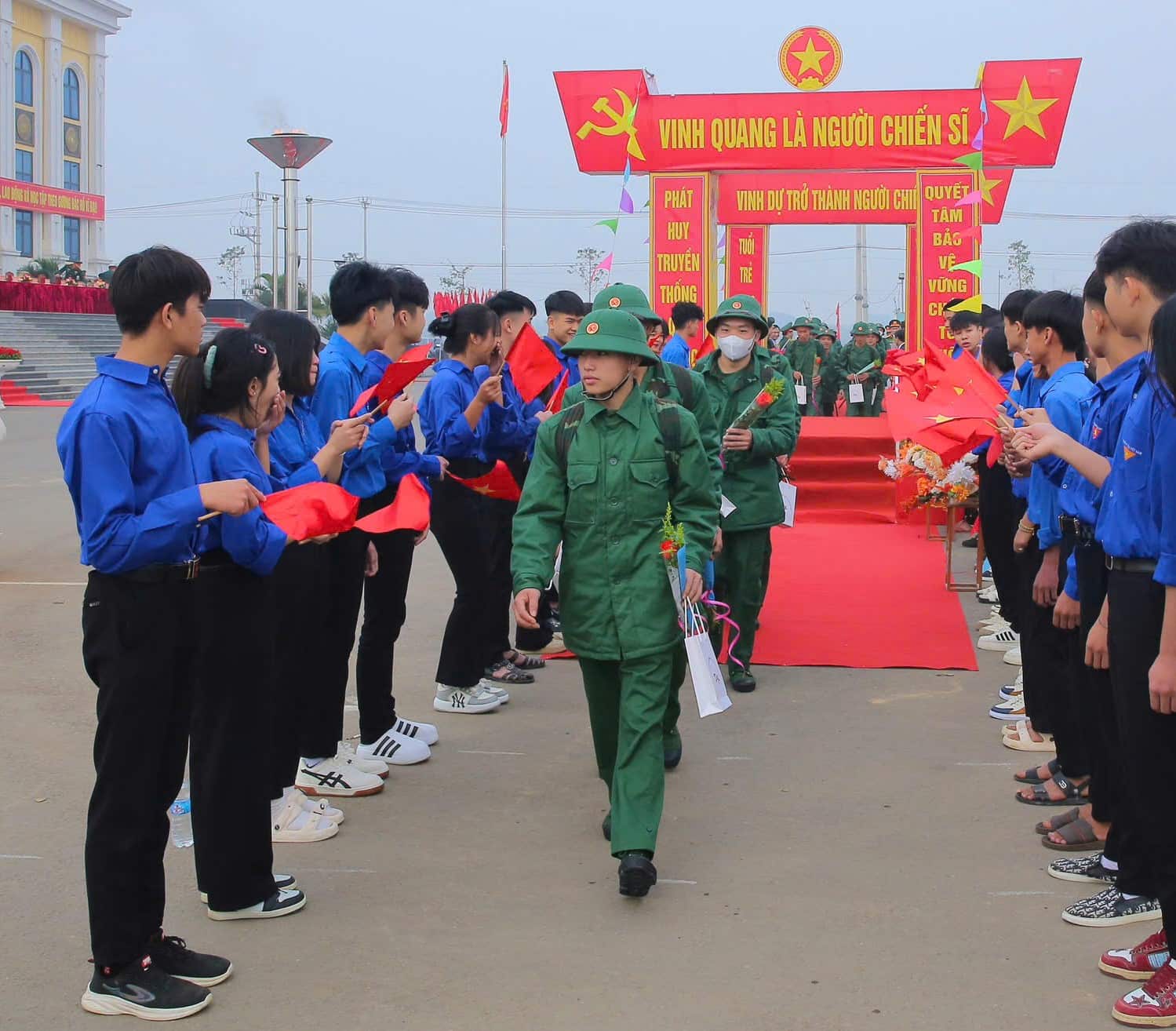 Cac tan binh hao huc len duong nhap ngu. Anh: Nguyen Truong