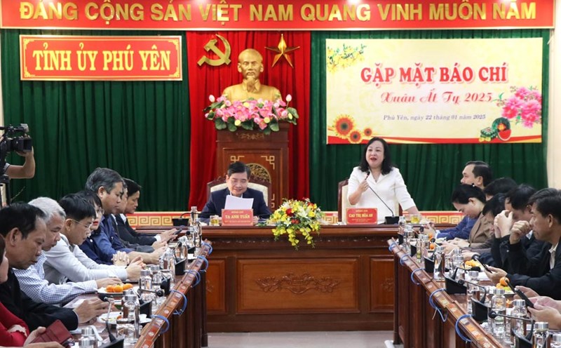 Phu Yen provincial leaders met with press agencies on the occasion of the Lunar New Year 2025. Photo: Hoai Luan