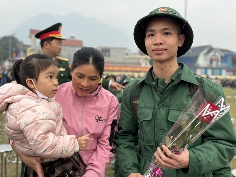 Tai san van dong huyen Kim Boi, dong dao nguoi than va ba con nhan dan cung den dong vien tan binh len duong nhap ngu. Anh: Khanh Linh