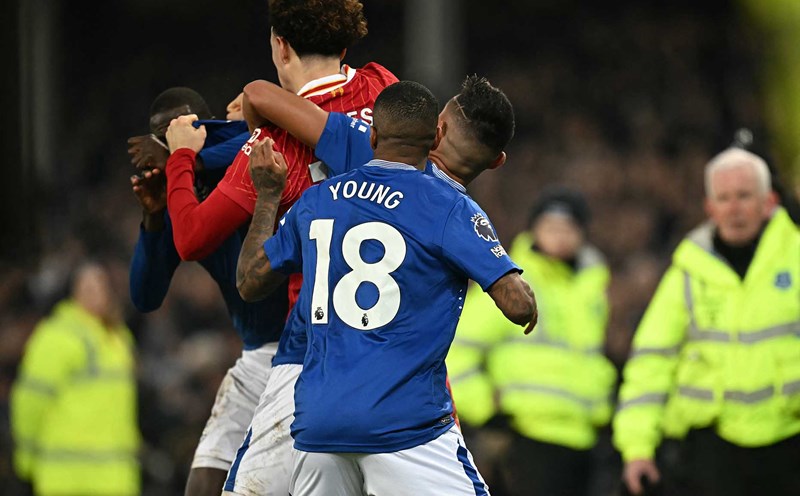 The Merseyside Derby broke out in a brawl in the final minutes of the match. Photo: AFP