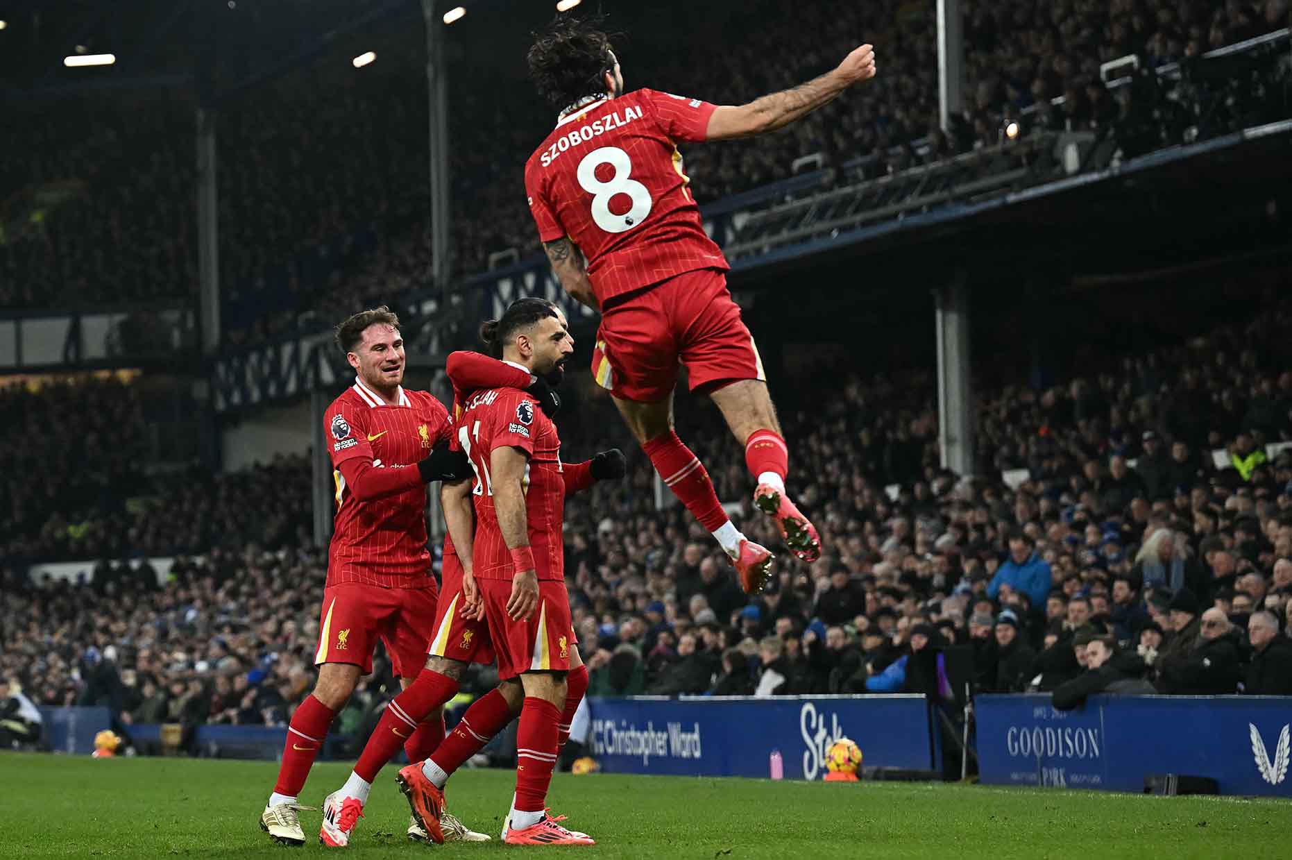 Liverpool van vung vang ngoi dau du mat 2 diem truoc Everton trong mot tran dau nhieu tranh cai. Anh: AFP