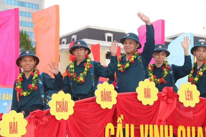 Cac tan binh Da Nang qua cau vinh quang. Anh: Nguyen Linh