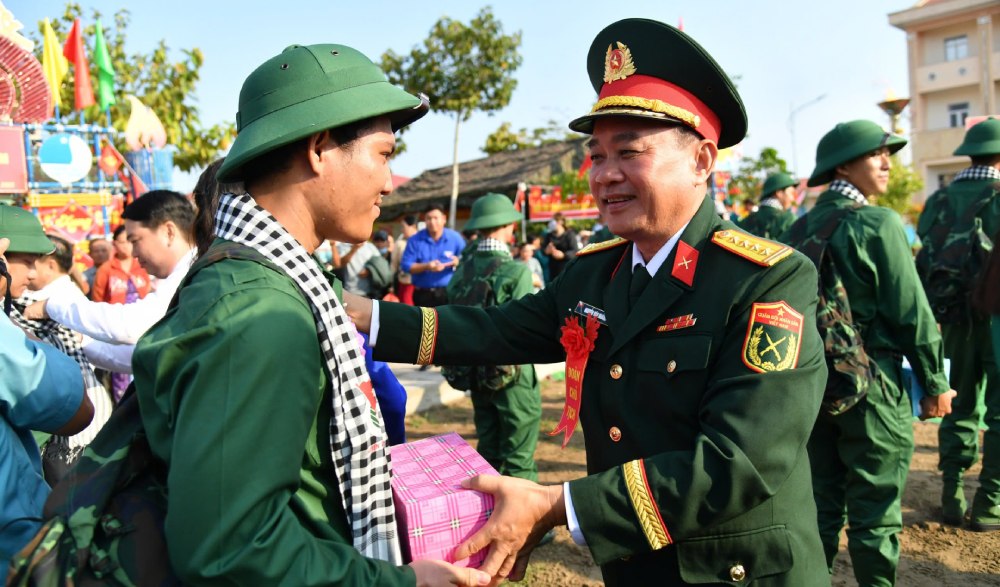 Dai ta Nguyen Van Nganh, Chi huy truong Bo CHQS tinh Kien Giang tang qua cho thanh nien nhap ngu. Anh: Phuong Vu
