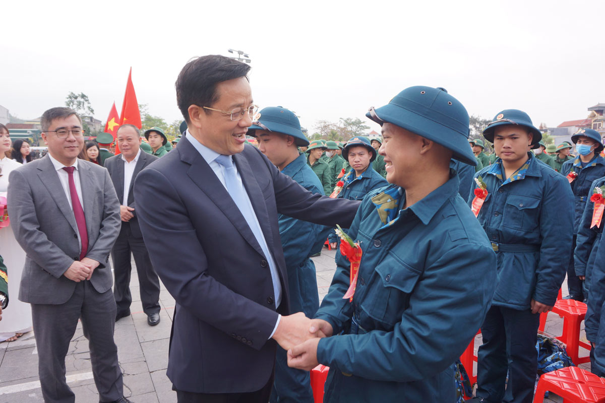 Mr. Nguyen Van Hoi, Chairman of the Fatherland Front Committee of Quang Ninh province, congratulated and encouraged the new recruits. Photo: Doan Hung