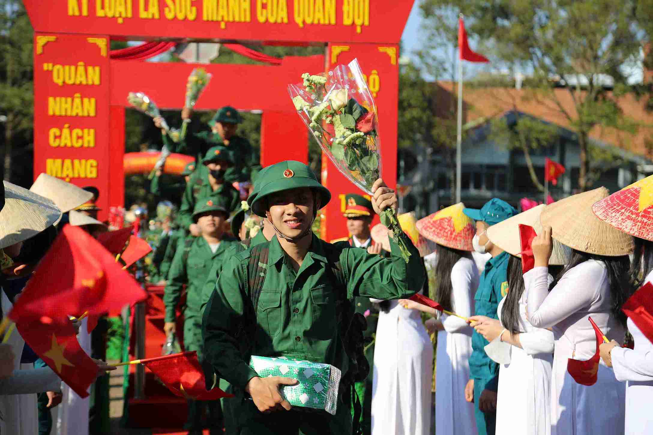 Thanh nien thanh pho Buon Ma Thuot len duong nhap ngu, bao ve To quoc. Anh: Bao Trung