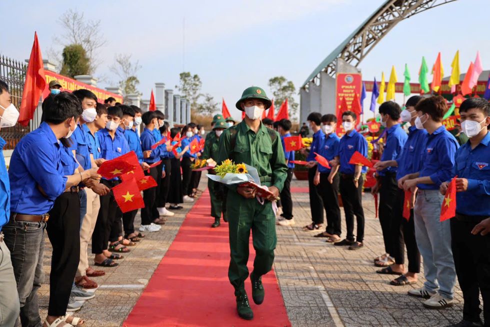 Thanh nien hao huc len duong nhap ngu. Anh: Sao Mai