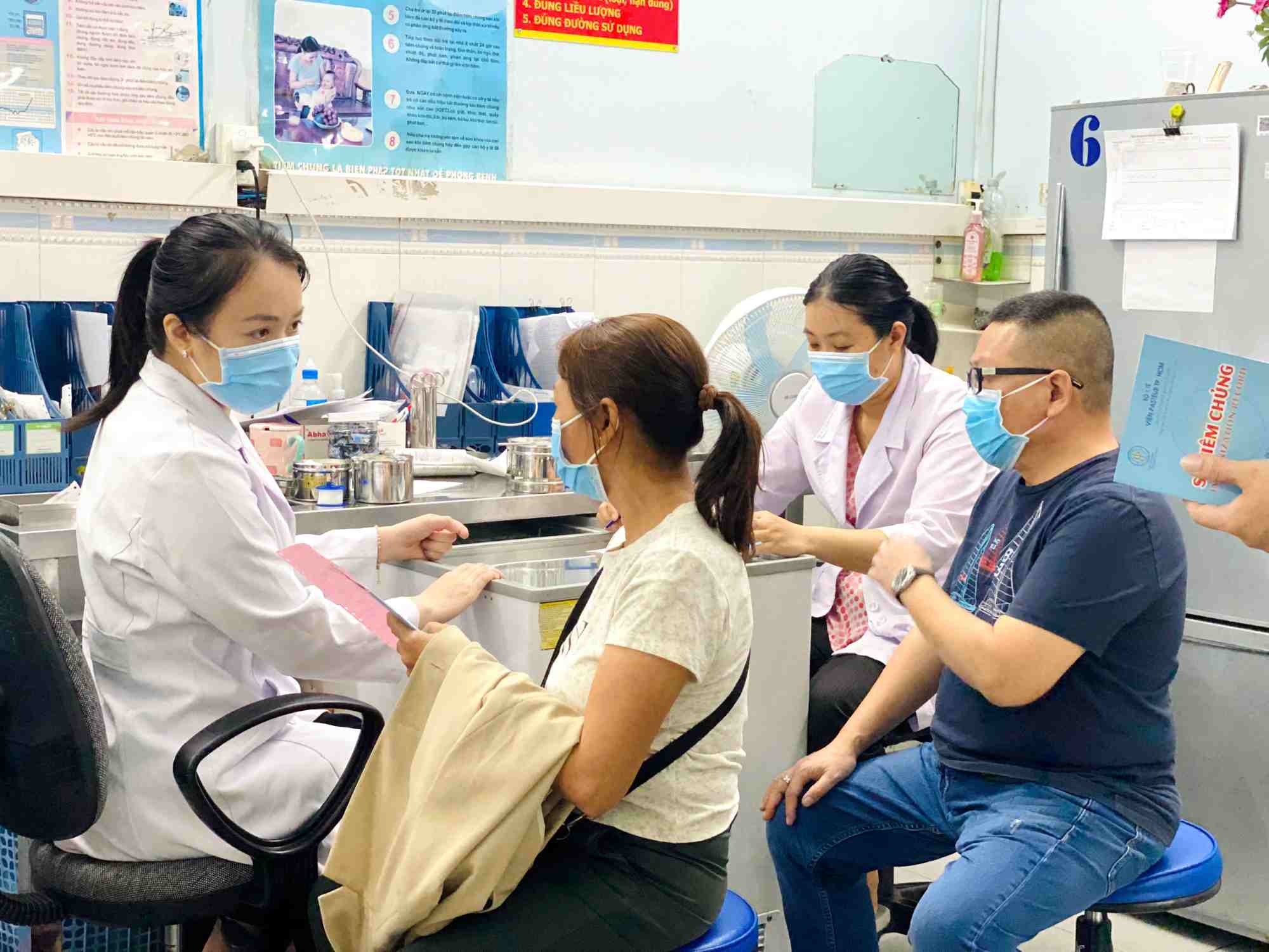 People get flu shots. Photo: Thanh Chan