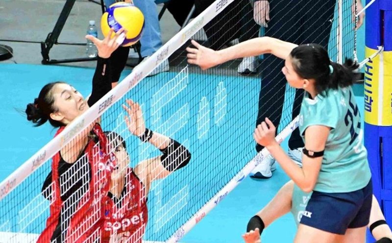 Bich Thuy and GS Caltex Seoul KIXX team meet Incheon Heungkuk Life Pink Spiders in the 2024-2025 Korean National Volleyball Championship. Photo: KOVO