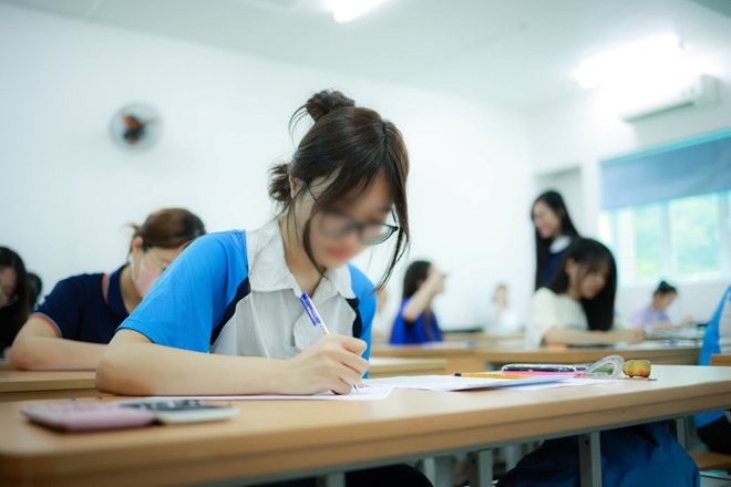 Circular 29 allows teachers to teach extra classes without charging tuition fees, helping to support weak students or foster good students outside of class hours. Photo: Hai Nguyen