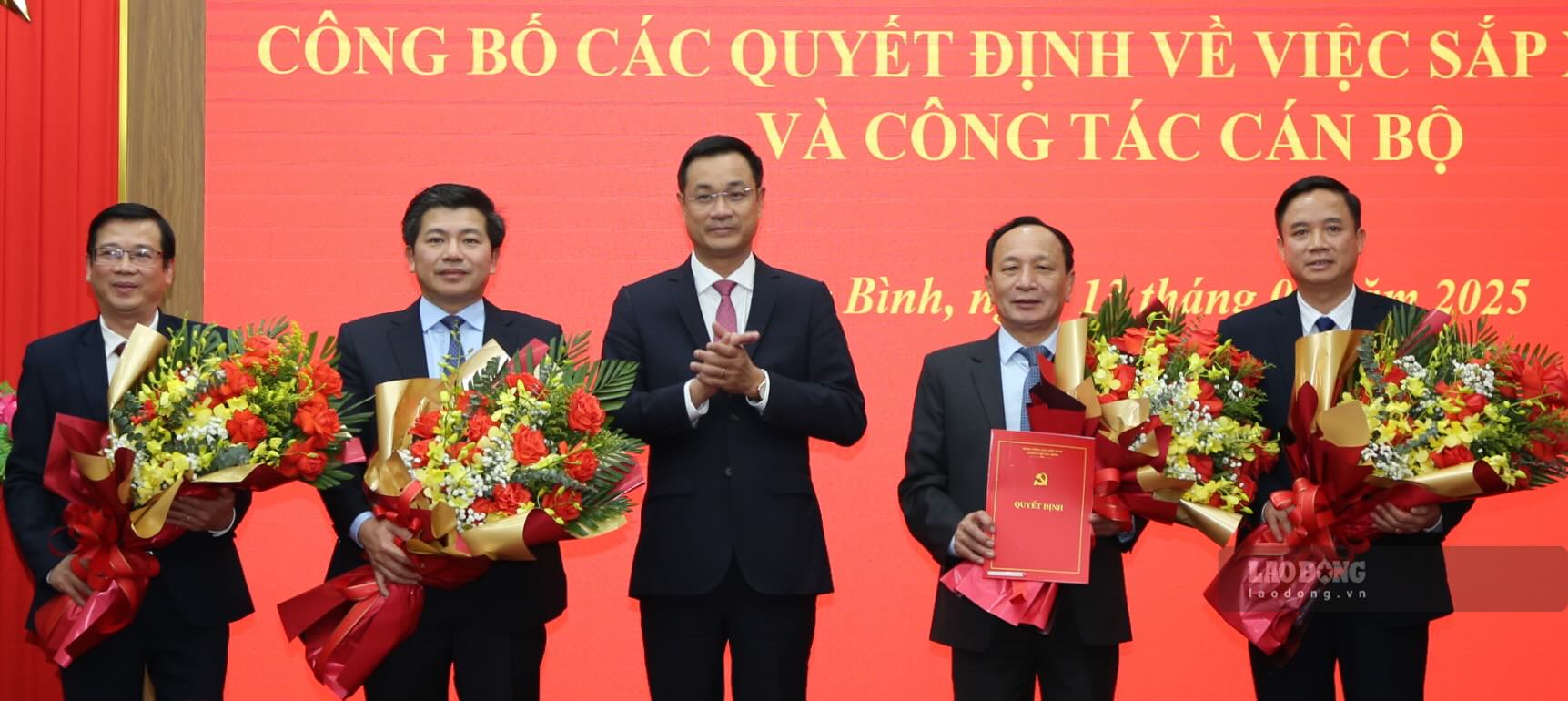 Bi thu Tinh uy Quang Binh trao quyet dinh thanh lap Dang bo cac co quan Dang tinh. Anh: Cong Sang