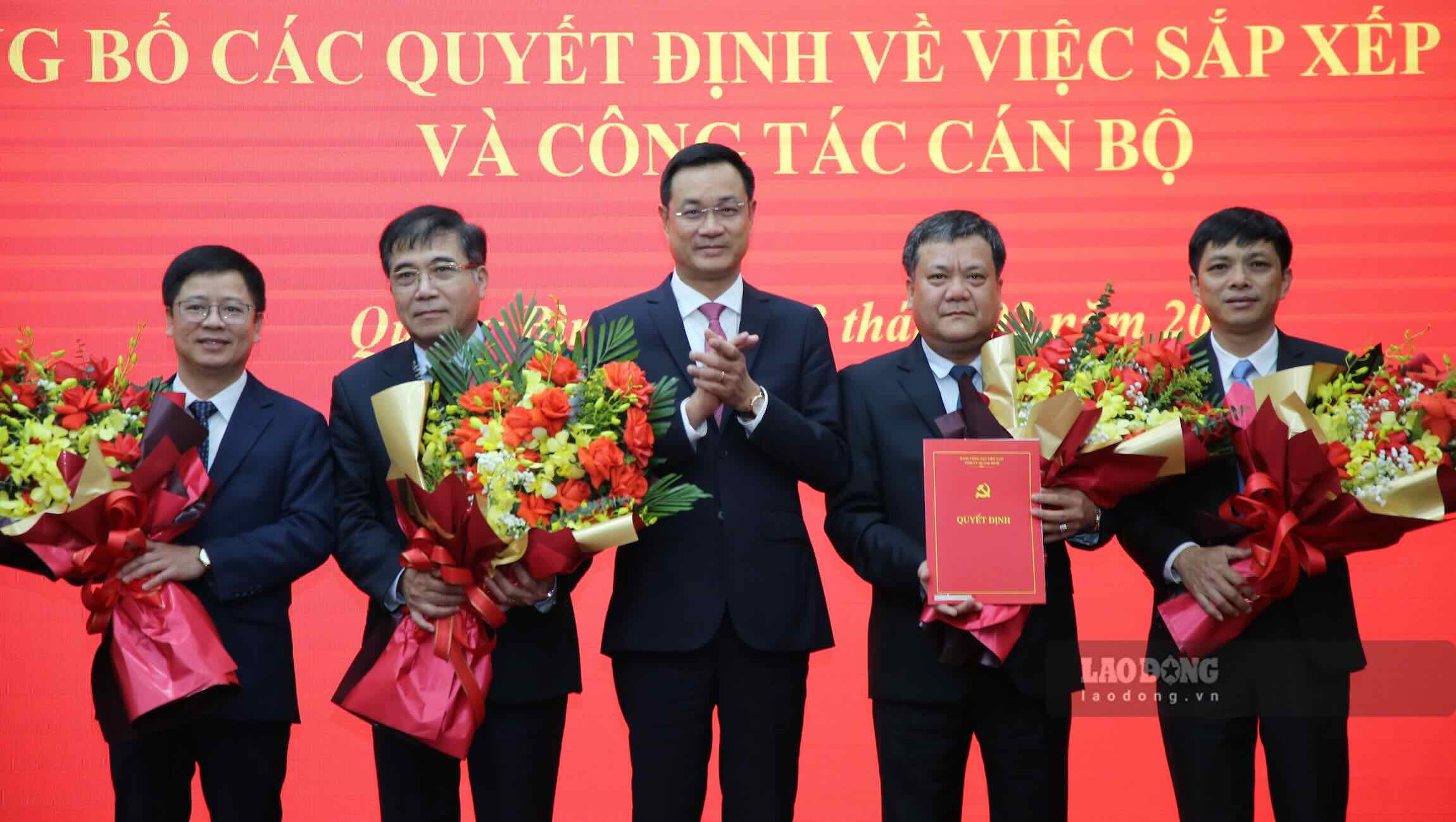 Bi thu Tinh uy Quang Binh trao quyet dinh thanh lap Dang bo UBND tinh. Anh: Cong Sang