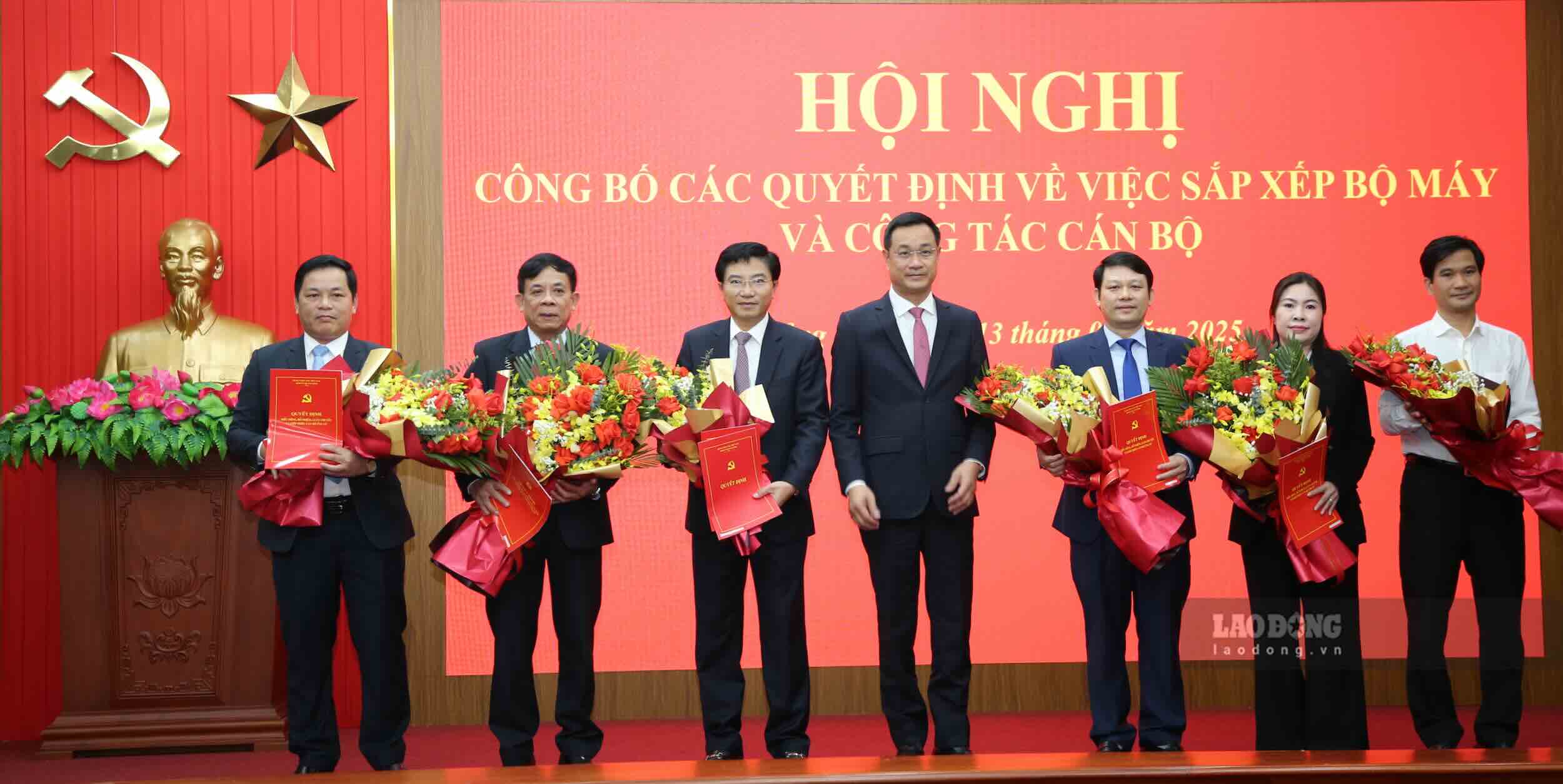 Quang Binh Provincial Party Secretary Le Ngoc Quang presented the decision to transfer and appoint the Head and Deputy Heads of the Provincial Party Committee's Propaganda and Mass Mobilization Department. Photo: Cong Sang