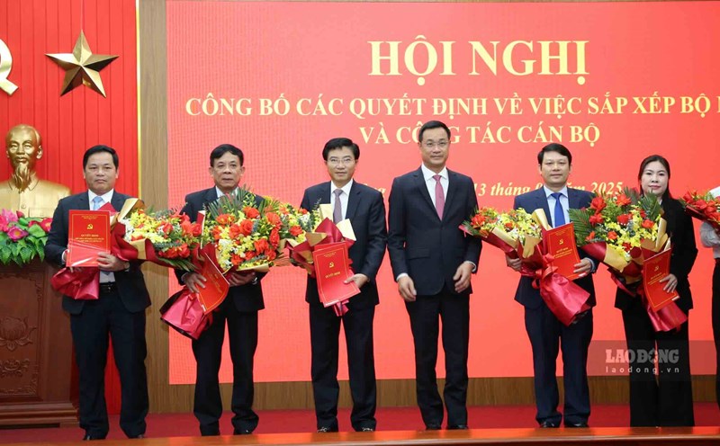 Quang Binh Provincial Party Secretary Le Ngoc Quang presented the decision to transfer and appoint the Head and Deputy Heads of the Provincial Party Committee's Propaganda and Mass Mobilization Department. Photo: Cong Sang