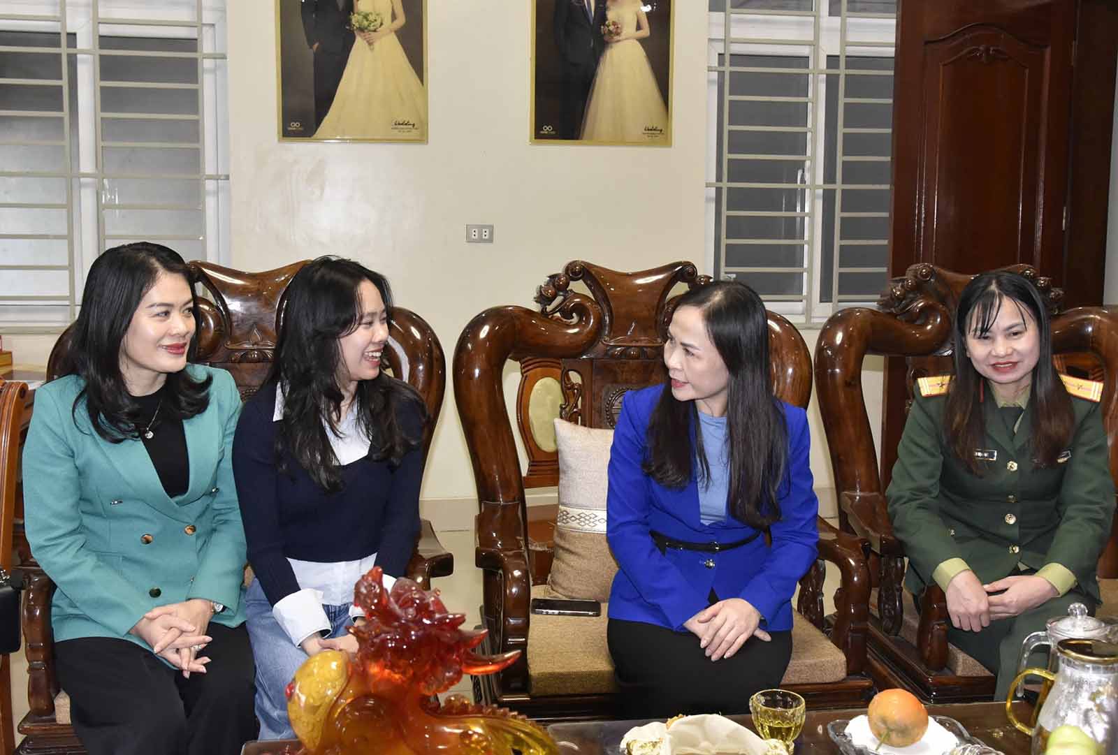Leaders of the Women's Union of Ha Tinh province came to encourage new female soldier Trinh Khanh Hoa (second from left) in Xuan Hong commune, Nghi Xuan district. Photo: Xuan Hong.