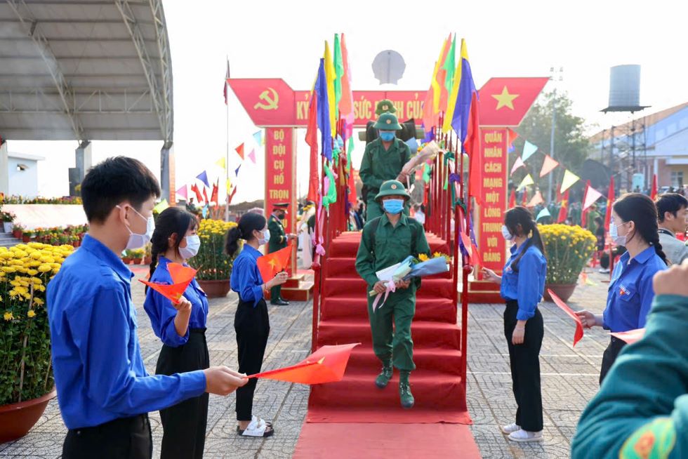 Thanh nien buoc qua Cau Vinh quang. Anh: Bao Lam