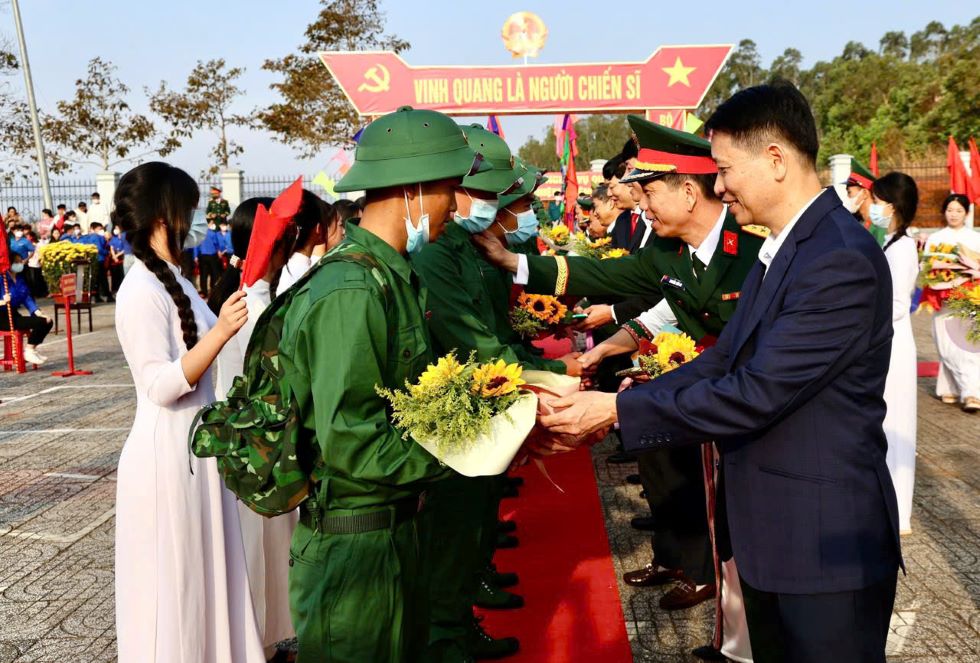 Cac thanh nien len duong nhap ngu trong niem tu hao. Anh: Bao Lam