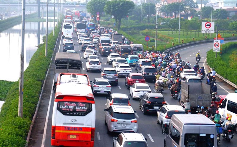 National Highway 1 through Binh Chanh District (HCMC) is often congested. Photo: Minh Quan