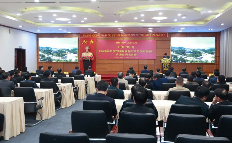 Lao Cai established two Party Committees under the Provincial Party Committee, transferring Party members after the end of many Party agencies' operations. Photo: Pham Bang