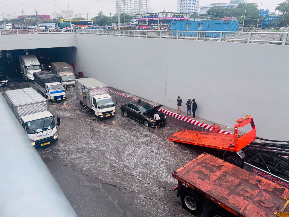 Hundred billion dong underpass in Ho Chi Minh City flooded due to garbage blocking the drainage