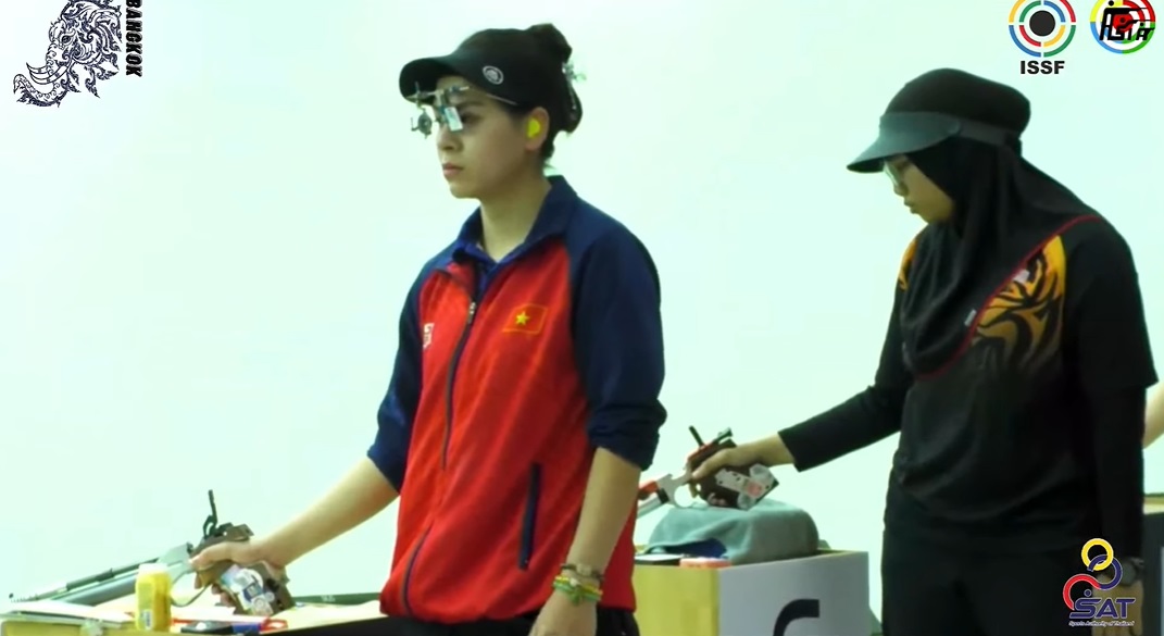 Thu Vinh when performing the women's 10m air pistol individual event at noon on February 13. Photo: ASC