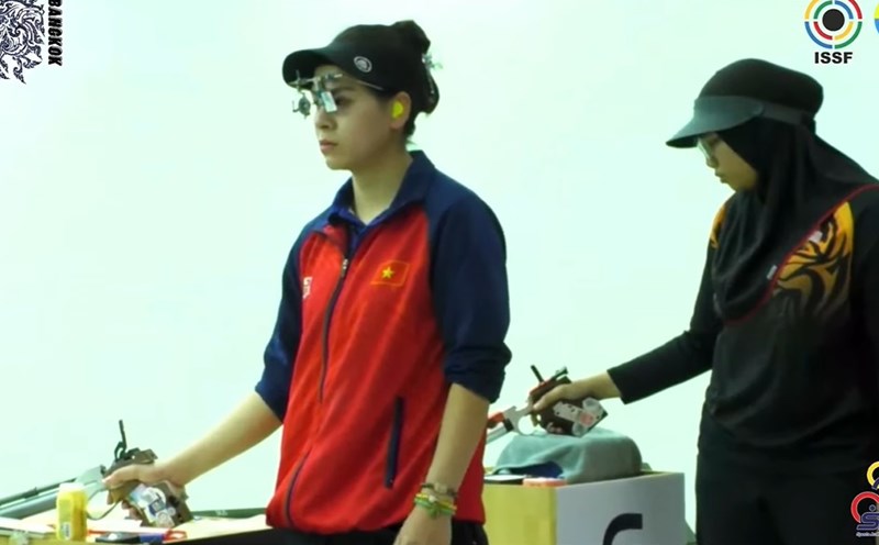 Thu Vinh when performing the women's 10m air pistol individual event at noon on February 13. Photo: ASC