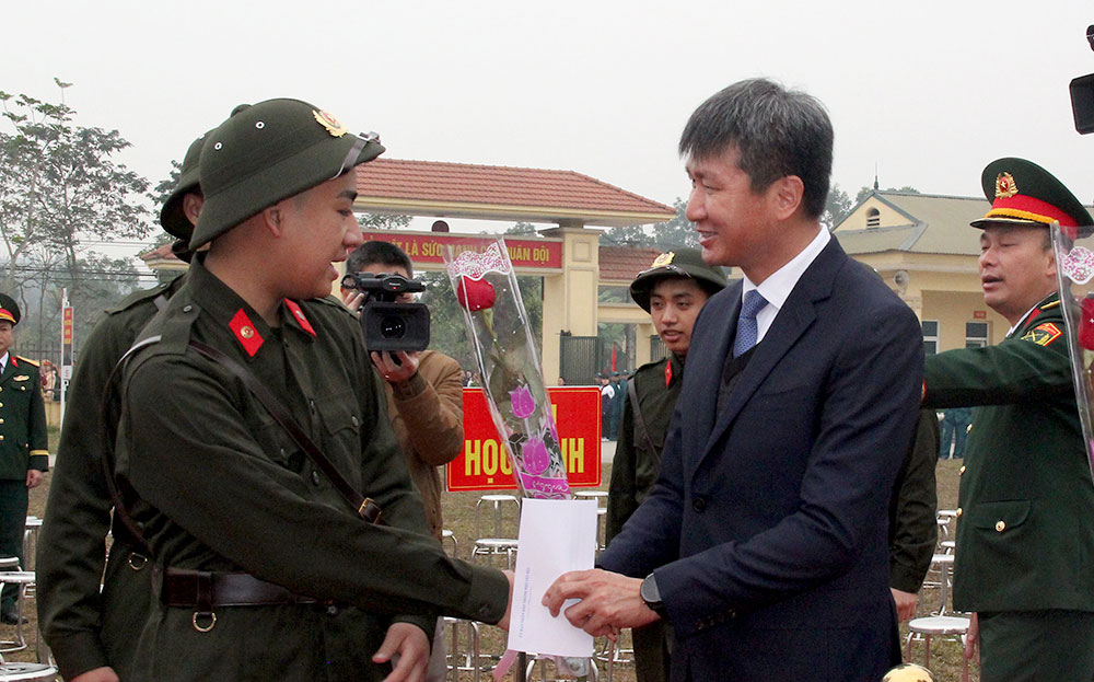 Bi thu Tinh uy Yen Bai Tran Huy Tuan tang hoa, chuc mung dong vien cac tan binh truoc gio len duong nhap ngu. Anh: Manh Cuong