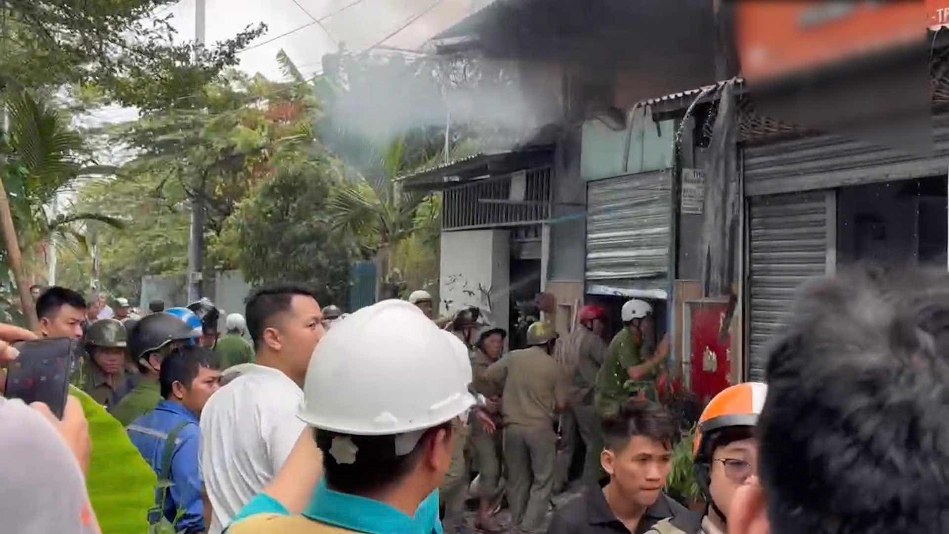 Fire broke out in an empty house in Ho Chi Minh City, police had to break two layers of rolling doors to put out the fire.