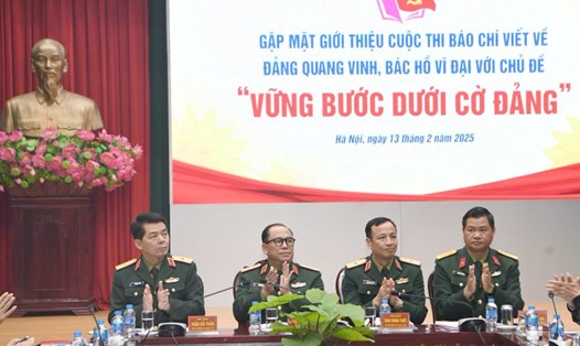 Các đại biểu chủ trì buổi gặp mặt báo chí giới thiệu Cuộc thi báo chí viết về Đảng quang vinh, Bác Hồ vĩ đại. Ảnh: T.Vương