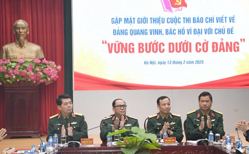 Delegates chaired the press meeting to introduce the journalism contest about the glorious Party and great Uncle Ho. Photo: T.Vuong