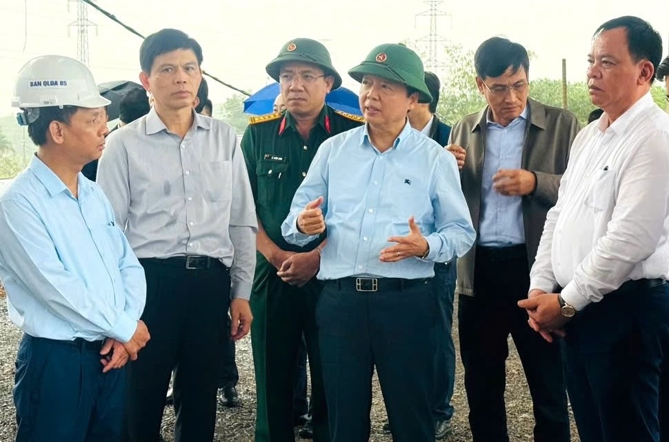 Deputy Prime Minister Tran Hong Ha inspects the Bien Hoa - Vung Tau Expressway project (Dong Nai). Photo: HAC